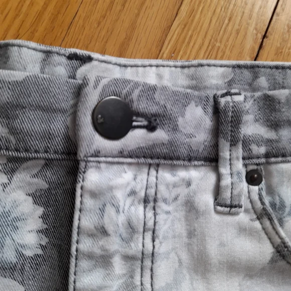 H&M Floral Denim Shorts Size 8 - Picture 4 of 10